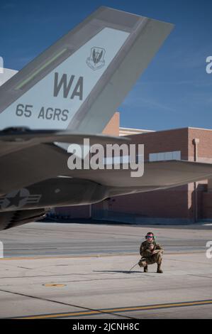 Il Senior Airman Hunter Rollins, un capo equipaggio dedicato assegnato all'unità di manutenzione degli aeromobili di illuminazione, esegue controlli pre-volo prima di lanciare un F-35A Lightning II per la sua missione inaugurale come aggresor del 65th alla base dell'aeronautica di Nellis, Nevada, 9 giugno 2022. L'AGRS 65th era precedentemente attivo a Nellis dal 2005 al 2014. Durante quel periodo, l'unità replicato tattiche e tecniche di potenziali avversari con una flotta di F-15 Eagles. (STATI UNITI Air Force foto di Senior Airman Zachary Rufus) Foto Stock