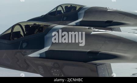 Il comandante di Aggressor Squadron del 65th, il Lt. Col. Brandon Nauta e il Lt. Col. Michael Albrecht, volano in una formazione a due navi F-35A Lightning II della base dell'aeronautica di Nellis, Nevada, 9 giugno 2022. I F-35As erano in viaggio verso la Nevada Test and Training Range per partecipare alla loro missione di addestramento inaugurale contro F-15E Strike Eagles. Saranno impiegati in grandi esercitazioni delle forze aeree di combattimento, missioni della scuola delle armi dell'aeronautica degli Stati Uniti, esercitazioni congiunte ed eventi operativi di prova e valutazione che sono condotti soltanto alla base dell'aeronautica di Nellis e alla gamma di prova e di addestramento del Nevada. (STATI UNITI Aria Foto Stock