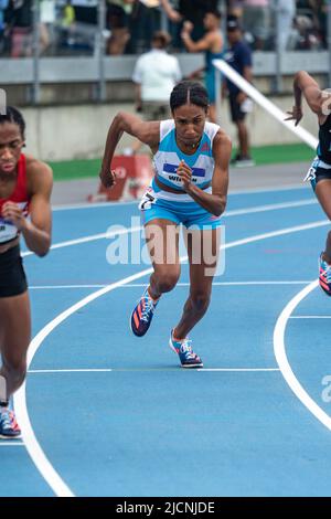 Ajee Wilson (USA) inizia il 800m delle donne, che ha vinto al. Gran Premio di New York 2022. Foto Stock