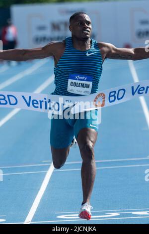 Christian Coleman (USA) vince i 100m uomini al Gran Premio di NYC 2022. Foto Stock