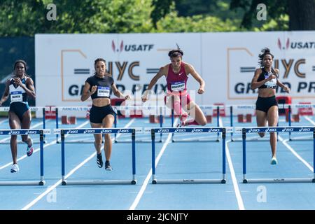 Gianna Woodruff (PAN) vince i 100m ostacoli delle donne al Gran Premio di New York 2022. Foto Stock