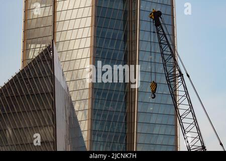 Russia, San Pietroburgo, 03 giugno 2022: Il grattacielo Lakhta centro della compagnia di gas Gazprom a tempo nuvoloso, vetro e facciata in ferro Foto Stock