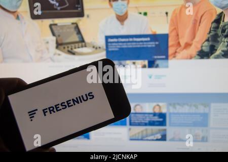 Rheinbach, Germania 14 giugno 2022, il logo del marchio della società tedesca 'Fresenius' sul display di uno smartphone di fronte al sito web Foto Stock