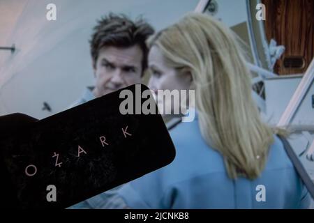 Rheinbach, Germania 14 giugno 2022, il logo della nuova serie Netflix 'Ozark' sul display di uno smartphone davanti alla TV (Focus sul logo) Foto Stock