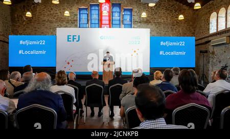 Vertice Internazionale dei Media locali 2022, ospitato dal comune metropolitano di Izmir, organizzato dall'Unione dei giornalisti della Turchia (TGS) e dall'Associazione dei giornalisti di Izmir (CIG). È iniziata con l'Assemblea generale della Federazione europea dei giornalisti (EFJ) a Izmir, in Turchia, il 13 giugno 2022. Al vertice hanno partecipato quarantacinque giornalisti provenienti da centodieci paesi europei, giornalisti locali, nazionali e internazionali. Il presidente della Federazione europea dei giornalisti Mogens Blicher Bjerregård, capo della delegazione dell'Unione europea presso l'ambasciata turca Foto Stock