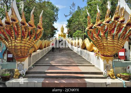 Serpenti Naga a sette teste che sorvegliano la strada fino al tempio Wat Phra Yai (Grande collina del Buddha) - Pattaya, Thailandia Foto Stock