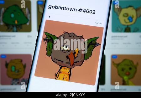 Goblintown 4602 personaggio visto su smartphone. Collezione di arte digitale Goblin Town NFT. Stafford, Regno Unito, 14 giugno 2022 Foto Stock