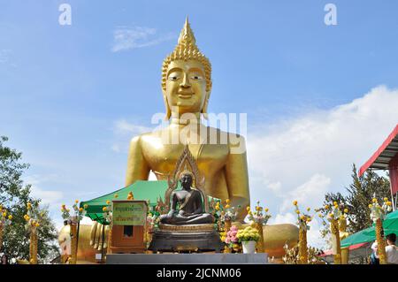 Statua di buddha d'oro gigante al tempio di Wat Pra Yai (Grande collina del Buddha) - Pattaya, Thailandia Foto Stock