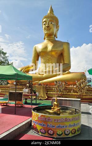 Statua di buddha d'oro gigante al tempio di Wat Pra Yai (Grande collina del Buddha) - Pattaya, Thailandia Foto Stock