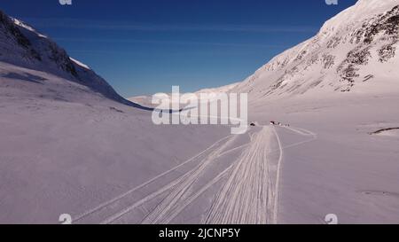 Una capanna di emergenza a metà strada tra Viterskalet un Suter sul sentiero Kungsleden, un colpo di drone, stagione invernale, Lapponia svedese Foto Stock