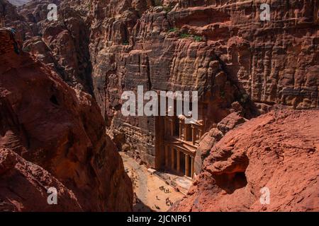 Treasury a Petra, la vista da un sentiero escursionistico, aprile, Giordania Foto Stock