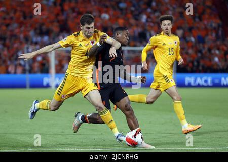 ROTTERDAM - (lr) ben Davies of Wales, Steven Bergwijn of Holland, Ethan Ampadu of Wales durante la partita della UEFA Nations League tra Paesi Bassi e Galles allo stadio Feyenoord il 14 giugno 2022 a Rotterdam, Paesi Bassi. ANP PIETER STAM DE YOUNG Foto Stock