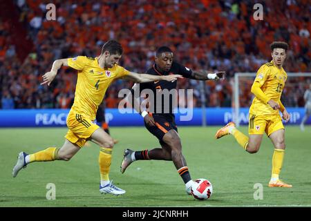 ROTTERDAM - (lr) ben Davies of Wales, Steven Bergwijn of Holland, Ethan Ampadu of Wales durante la partita della UEFA Nations League tra Paesi Bassi e Galles allo stadio Feyenoord il 14 giugno 2022 a Rotterdam, Paesi Bassi. ANP PIETER STAM DE YOUNG Foto Stock