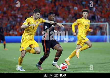 ROTTERDAM - (lr) ben Davies of Wales, Steven Bergwijn of Holland, Ethan Ampadu of Wales durante la partita della UEFA Nations League tra Paesi Bassi e Galles allo stadio Feyenoord il 14 giugno 2022 a Rotterdam, Paesi Bassi. ANP PIETER STAM DE YOUNG Foto Stock