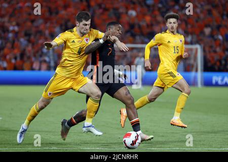 ROTTERDAM - (lr) ben Davies of Wales, Steven Bergwijn of Holland, Ethan Ampadu of Wales durante la partita della UEFA Nations League tra Paesi Bassi e Galles allo stadio Feyenoord il 14 giugno 2022 a Rotterdam, Paesi Bassi. ANP PIETER STAM DE YOUNG Foto Stock