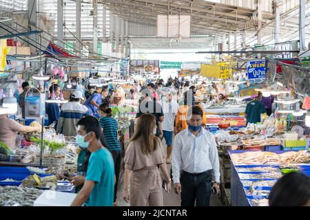 Provincia di Chonburi, Tailandia - 25 Set 2020, Asian gente locale cammina e acquista frutti di mare al mercato del pesce di Angsila, il grande mercato fresco a Chonburi Pro Foto Stock