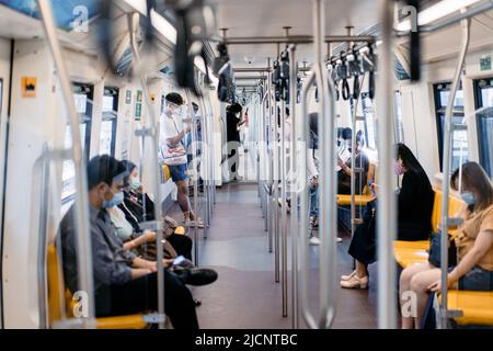 Bangkok, Thailandia - 30 luglio 2020, il popolo thailandese locale trasporta all'interno del treno di Bangkok (massa) Transit System nel periodo di mezzogiorno, Bangkok, Tha Foto Stock