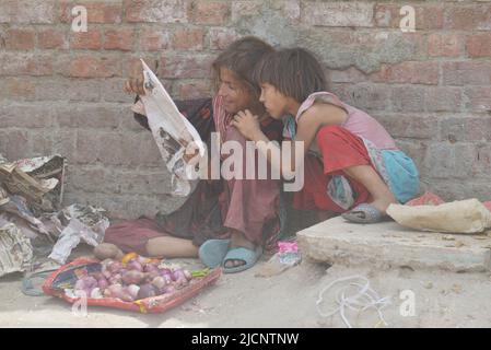 Lahore, Punjab, Pakistan. 12th giugno 2022. I bambini dei venditori pakistani della zingara stanno vendendo le verdure al mercato delle verdure di Badami Bagh, come giorno internazionale di celebrazione contro il lavoro del bambino a Lahore. (Credit Image: © Rana Sajid Hussain/Pacific Press via ZUMA Press Wire) Foto Stock