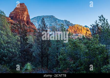 La luce diretta, l'ombra e la luce riflessa creano un colorato paesaggio invernale a Sedona, Arizona. Foto Stock