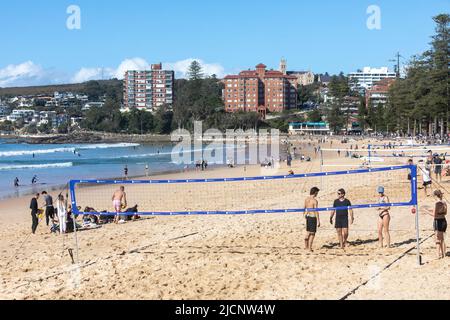 Campi da Beach volley a Manly Beach a Sydney, persone che partecipano allo sport in un giorno d'inverno, Australia Foto Stock