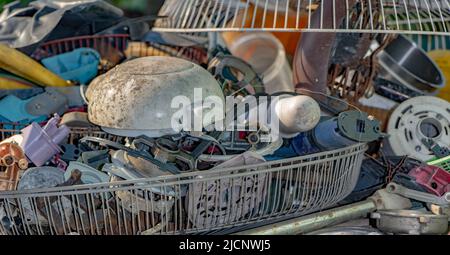 Un sacco di materiale e parti per la riparazione di un ventilatore in un'officina esterna Foto Stock