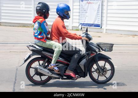 SAMUT PRAKAN, THAILANDIA, Apr 16 2022, il paio corre in moto per strada. Foto Stock