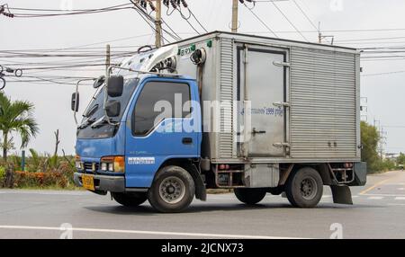 BANGKOK, THAILANDIA, 01 2022 GIUGNO, Un camion con carichi chiusi spazio giro su una strada rurale Foto Stock