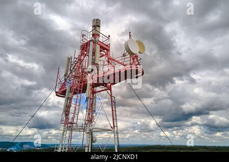 Vista aerea della torre del telefono cellulare per telecomunicazioni con antenne di comunicazione wireless per la trasmissione del segnale di rete Foto Stock