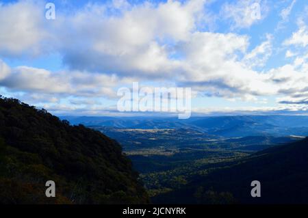 Una vista nella valle a Katoomba nelle Blue Mountains dell'Australia Foto Stock