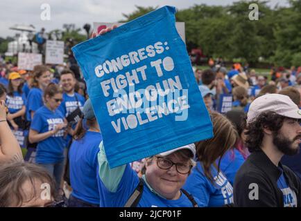 WASHINGTON, D.C. – 11 giugno 2022: I manifestanti sono visti durante una marcia per il nostro raduno di vite sul National Mall. Foto Stock