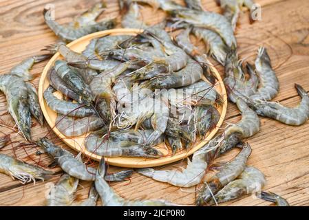 gamberetti crudi su piatto di legno e gamberetti di fondo per cucinare, primo piano gamberetti freschi o gamberetti, frutti di mare shelfish Foto Stock