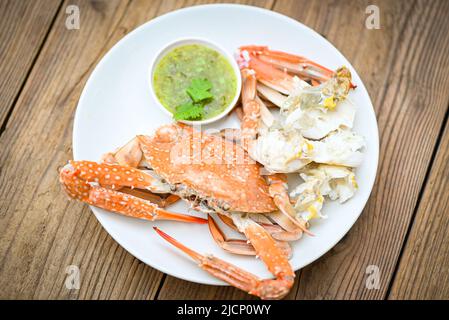 piatto di frutti di mare cucina di granchio fresco su sfondo piatto bianco, arlata di carne di granchio blu da nuoto servito su un tavolo da pranzo - cottura di granchio al vapore con frutti di mare s Foto Stock