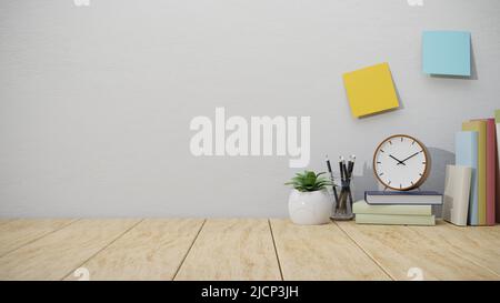 Piano di lavoro in legno minimale con pila di libri, sveglia, matite, piante decorative, note appiccicose sulla parete e spazio per la copia del prodotto su bianco Foto Stock