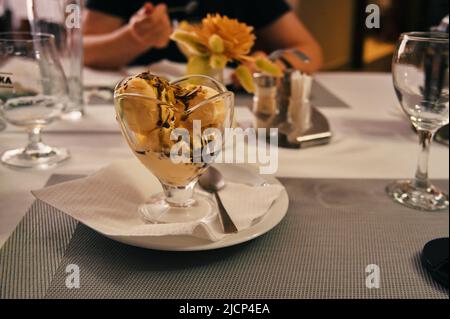 Primo piano di gelato in vetro sul tavolo Foto Stock