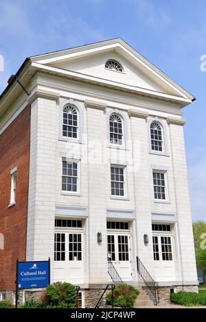 Nauvoo, Illinois, Stati Uniti. La Cultural Hall, uno dei numerosi edifici conservati, è una vista storica nella comunità del fiume Mississippi. Foto Stock