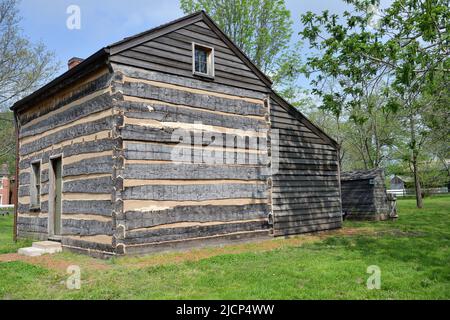 Nauvoo, Illinois, Stati Uniti. Una capanna di tronchi o parte di casa del sito storico locale. La struttura ben mantenuta fa parte del quartiere storico di Nauvoo. Foto Stock