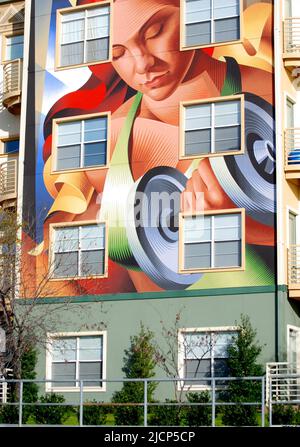 Dipinti / murales unici su un edificio di appartamenti a Dallas Texas, vicino alla stazione di Mockingbird ca. 2009 Foto Stock