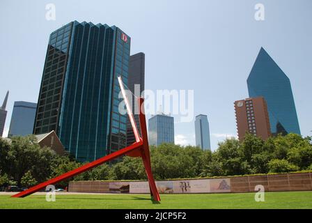 L'iconica scultura 'Ave' di Mark di Suvero di fronte al Dallas Museum of Art di Dallas, Texas Foto Stock