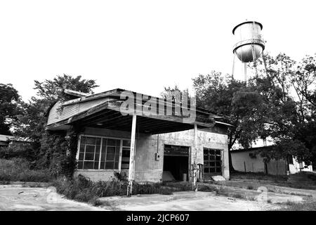 Immagine in bianco e nero di una stazione di servizio o di una stazione di servizio abbandonata nel centro di Ladonia, Texas Foto Stock