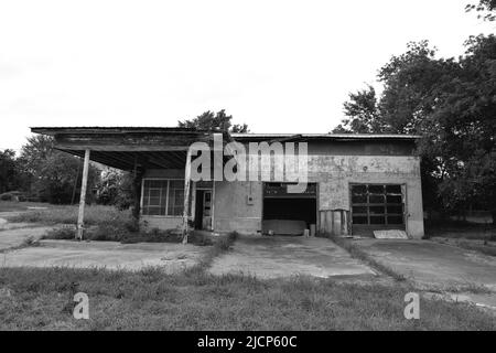 Immagine in bianco e nero di una stazione di servizio o di una stazione di servizio abbandonata nel centro di Ladonia, Texas Foto Stock