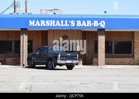 Black Toyota Tacoma pick up camion parcheggiato fuori Marshall Bar-B-Q ristorante in Farmers Branch, Texas Foto Stock