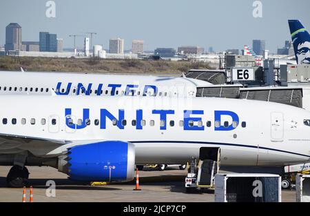 Due aerei della United Airlines parcheggiati al terminal e serviti dalle agenzie di rampa all'aeroporto internazionale di Dallas Fort Worth (aeroporto DFW). Il piano in t Foto Stock