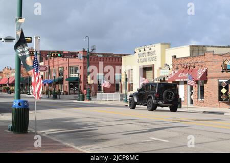 Le bandiere americane adornano Main Street nel centro storico di Grapevine, Texas, il fine settimana del Memorial Day Foto Stock