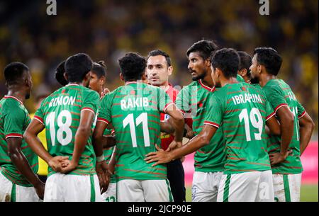 Kuala Lumpur, Malesia. 14th giugno 2022. I giocatori del Bangladesh discutono con arbitro durante la partita di qualificazione AFC Asian Cup 2023 tra Malesia e Bangladesh allo Stadio Nazionale Bukit Jalil. Punteggio finale; Malesia 4:1 Bangladesh. Credit: SOPA Images Limited/Alamy Live News Foto Stock