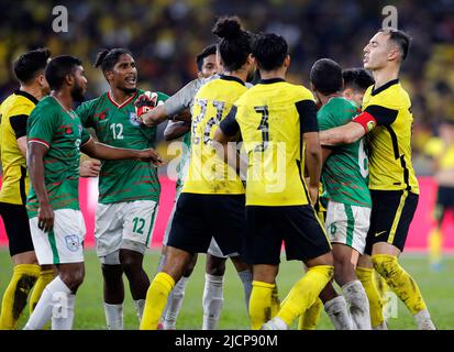 Kuala Lumpur, Malesia. 14th giugno 2022. I giocatori della Malesia e del Bangladesh discutono durante la partita di qualificazione AFC Asian Cup 2023 tra Malesia e Bangladesh allo Stadio Nazionale Bukit Jalil. Punteggio finale; Malesia 4:1 Bangladesh. Credit: SOPA Images Limited/Alamy Live News Foto Stock