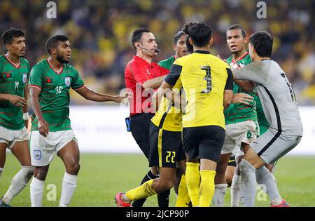 Kuala Lumpur, Malesia. 14th giugno 2022. I giocatori della Malesia e del Bangladesh discutono durante la partita di qualificazione AFC Asian Cup 2023 tra Malesia e Bangladesh allo Stadio Nazionale Bukit Jalil. Punteggio finale; Malesia 4:1 Bangladesh. Credit: SOPA Images Limited/Alamy Live News Foto Stock