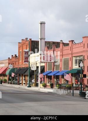 Le bandiere americane adornano Main Street nel centro storico di Grapevine, Texas, il fine settimana del Memorial Day Foto Stock