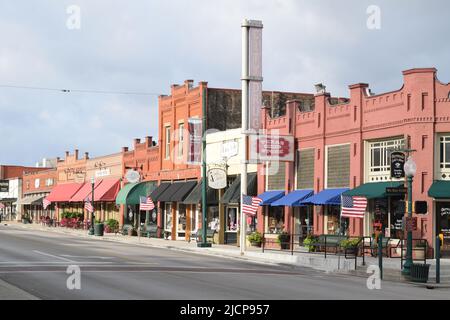 Le bandiere americane adornano Main Street nel centro storico di Grapevine, Texas, il fine settimana del Memorial Day Foto Stock