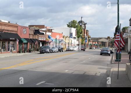 Le bandiere americane adornano Main Street nel centro storico di Grapevine, Texas, il fine settimana del Memorial Day Foto Stock