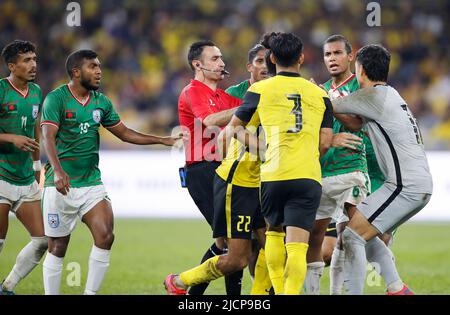 Kuala Lumpur, Malesia. 14th giugno 2022. I giocatori della Malesia e del Bangladesh discutono durante la partita di qualificazione AFC Asian Cup 2023 tra Malesia e Bangladesh allo Stadio Nazionale Bukit Jalil. Punteggio finale; Malesia 4:1 Bangladesh. (Foto di Wong Fok Loy/SOPA Images/Sipa USA) Credit: Sipa USA/Alamy Live News Foto Stock